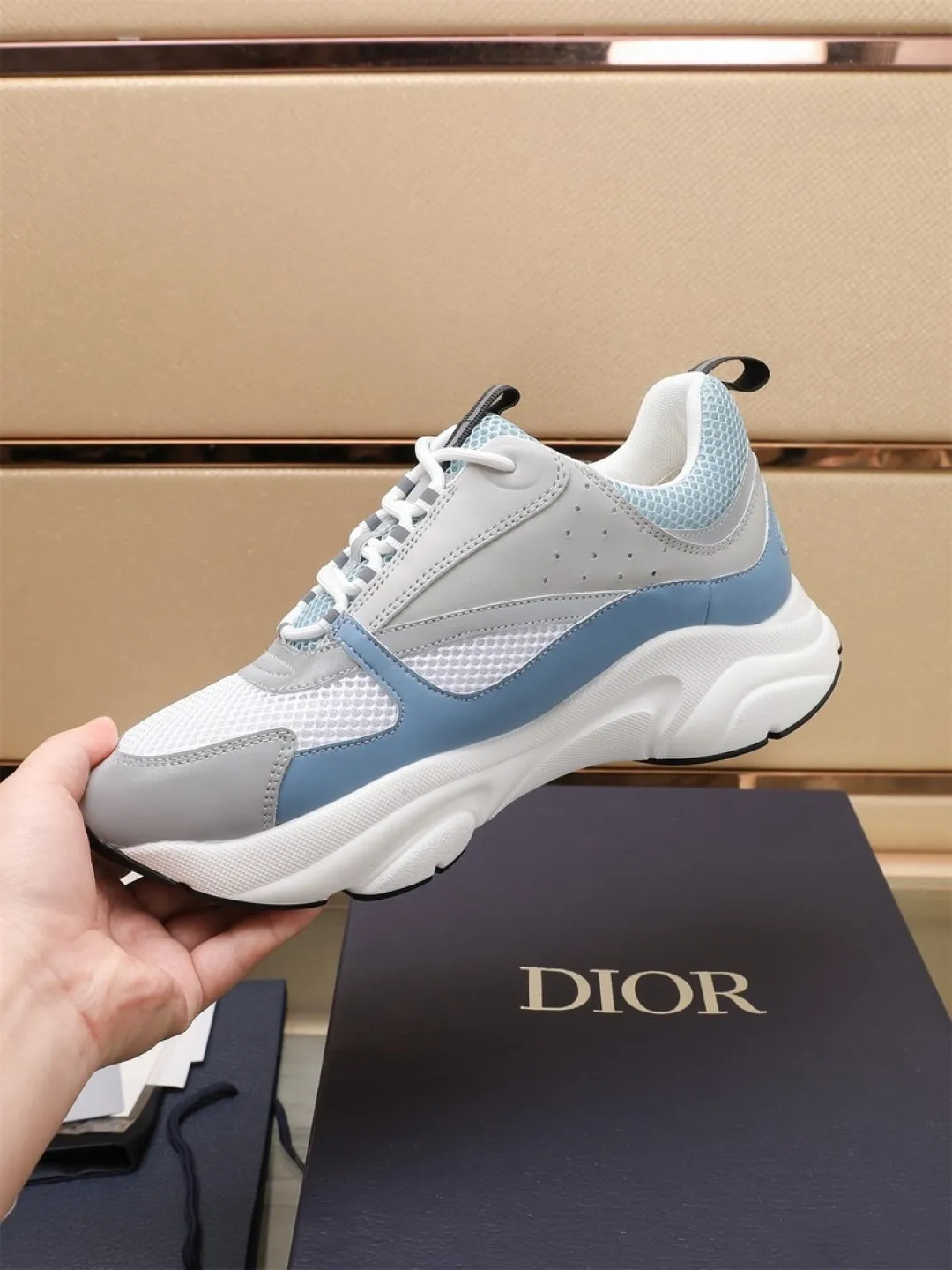 Men's shoes 💰P460💰【Dior】Dior✨ is online at the same time👏 This casual sneaker is a new product in the series and continues Di*r's classic style. The upper is made of original mesh and cow leather, with a two-color textured outsole, and the brand's iconic details on the rear collar and heel to enhance the style. Fashionable and versatile. Wear it with jeans or slacks for a casual look. Size: 38-44 (45 customized)